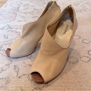 MAX STUDIO Buttery Soft Leather Peep Toe Heels / Pumps in Nude Beige sz 7